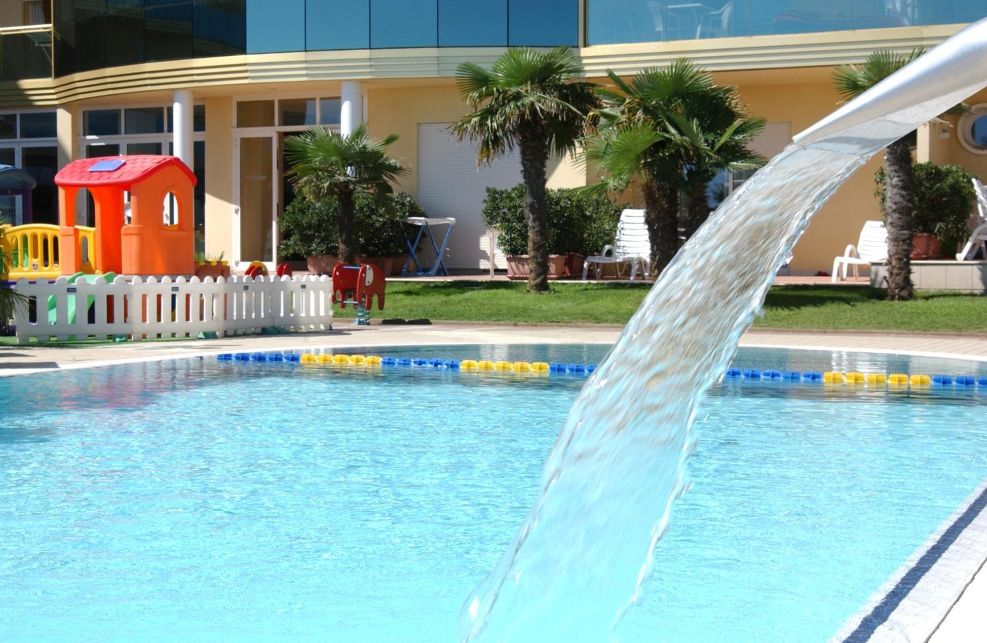 Hotel Valverde & Residenza Чезенатіко Екстер'єр фото