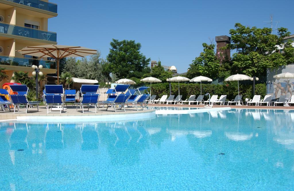 Hotel Valverde & Residenza Чезенатіко Екстер'єр фото